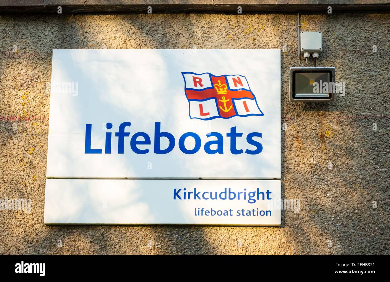 Kirkcudbright, Scozia - 28 dicembre 2020: RNLI Kirkcudbright Firma della stazione di Lifeboat Foto Stock