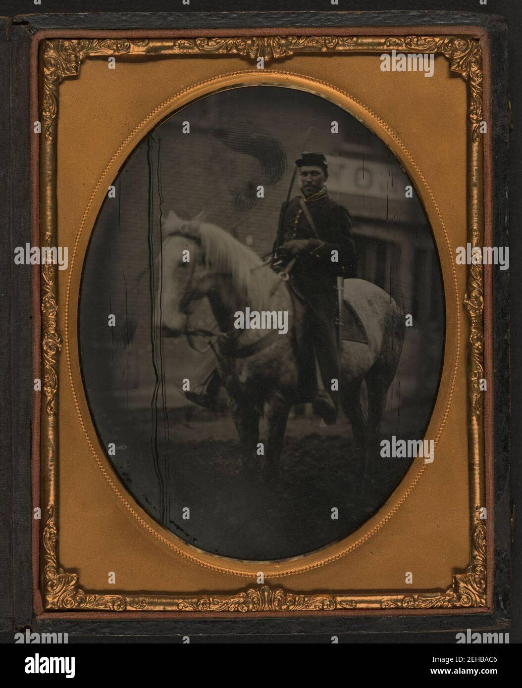 Scena all'aperto, montato soldato di cavalleria seduto a cavallo Foto Stock