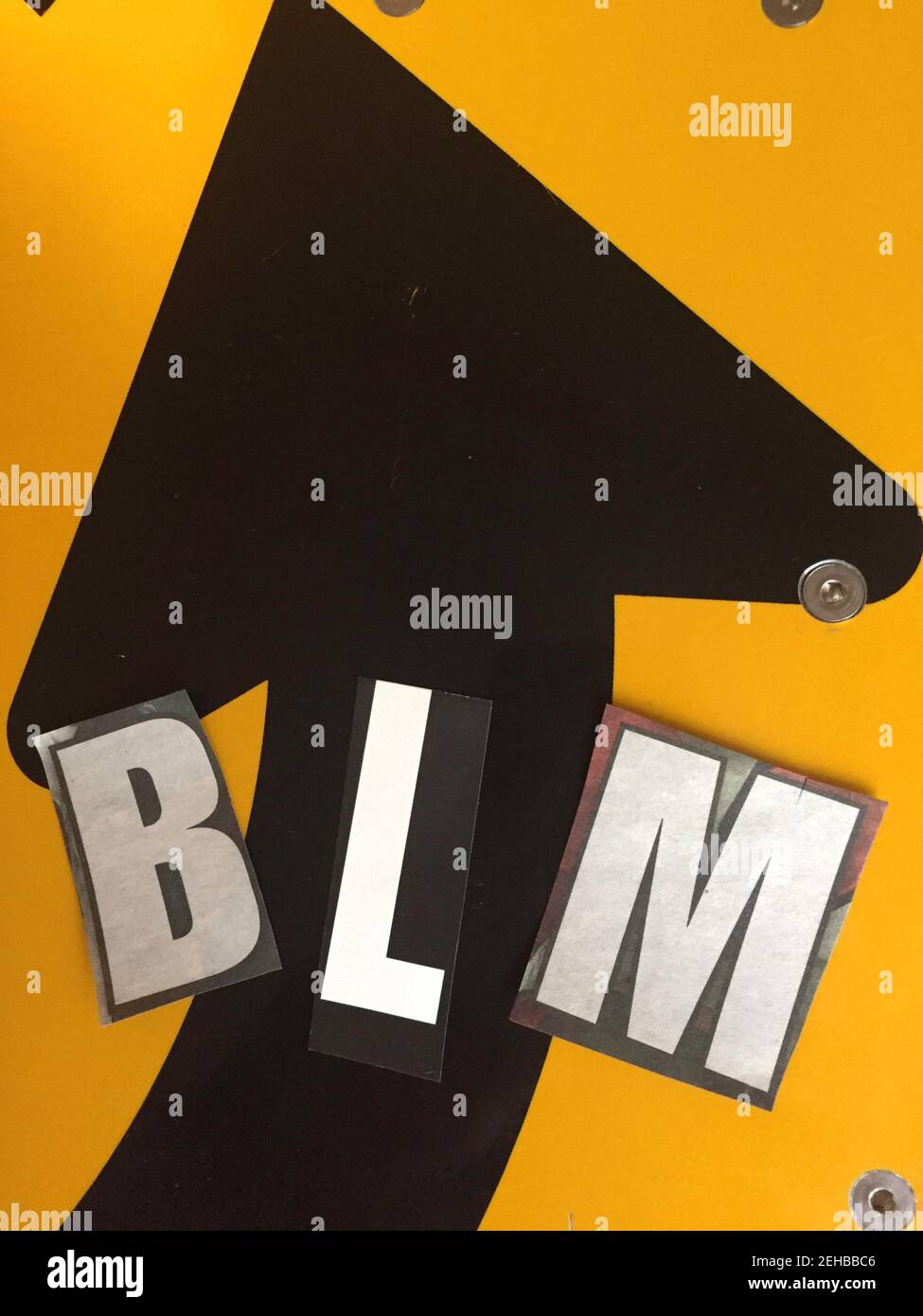 Le lettere BLM per Black Lives contano utilizzando carta ritagliata lettere nella tipografia dell'effetto di nota di riscatto Foto Stock