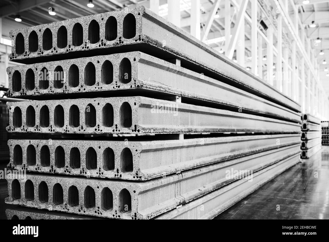 Pila di piastre prefabbricate in calcestruzzo armato in una casa-building workshop in fabbrica Foto Stock