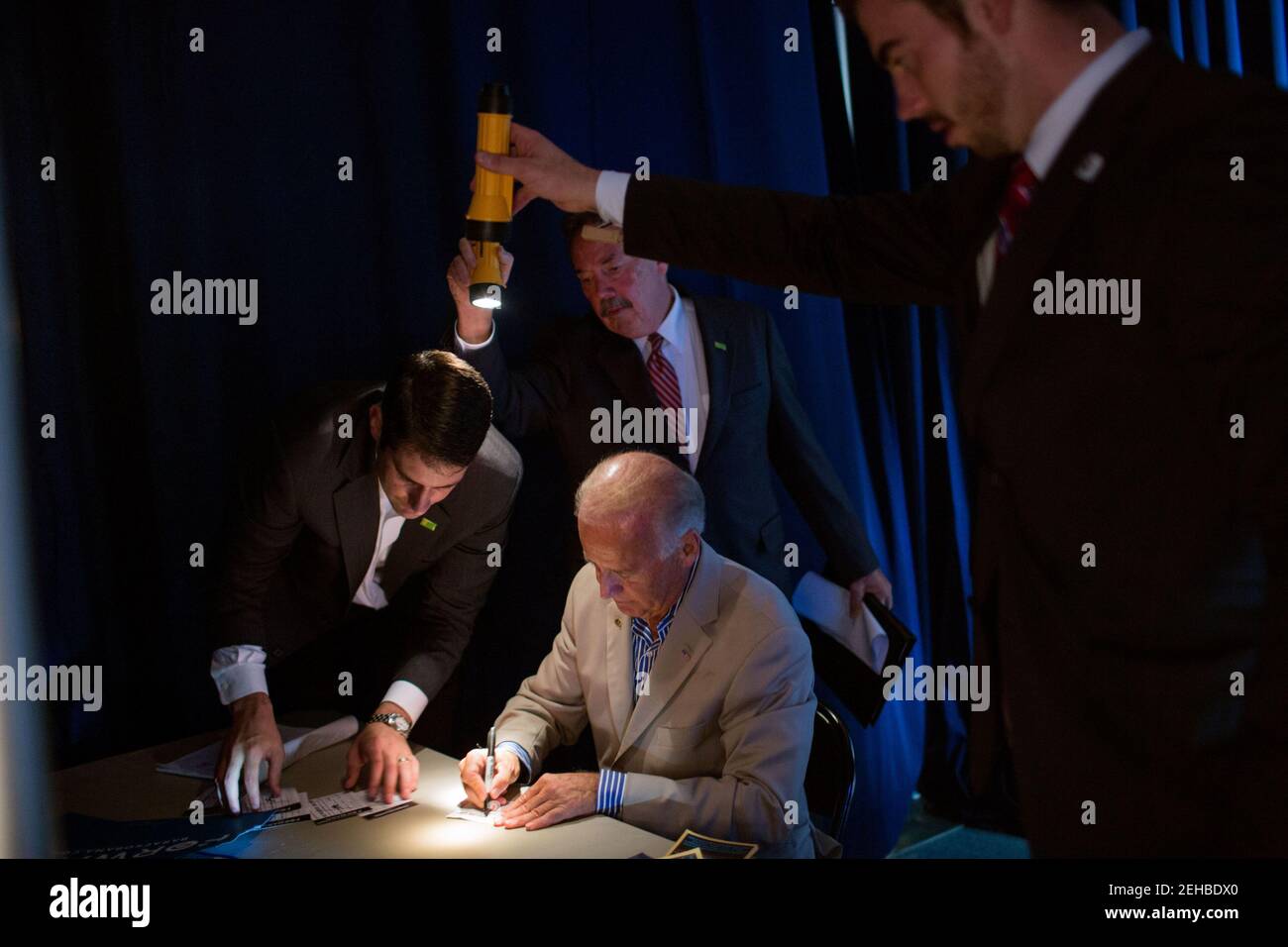 2 settembre 2012 "Avid Lienemann ha fatto questa insolita foto mentre il personale teneva le torce in modo che il Vicepresidente potesse vedere come ha firmato il backstage autografi alla West York Area High School a York, Pa." Foto Stock