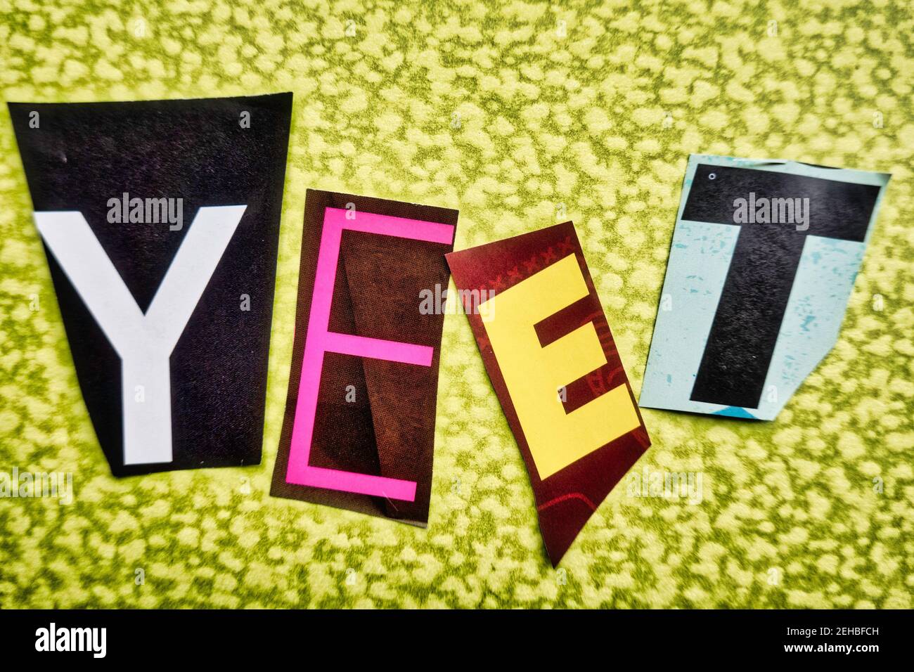 L'acronimo 'YEET' che usa lettere di carta ritagliata nella tipografia di effetto di nota di riscatto, USA Foto Stock