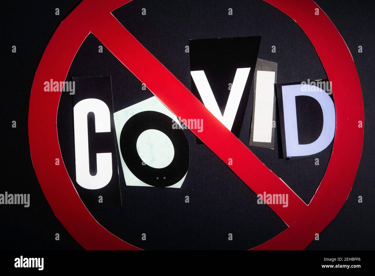 Il concetto di 'Cancel Covid ' utilizzando le lettere di carta ritagliata nel ransom nota effetto tipografia all'interno dell'International NO Symbol, USA Foto Stock