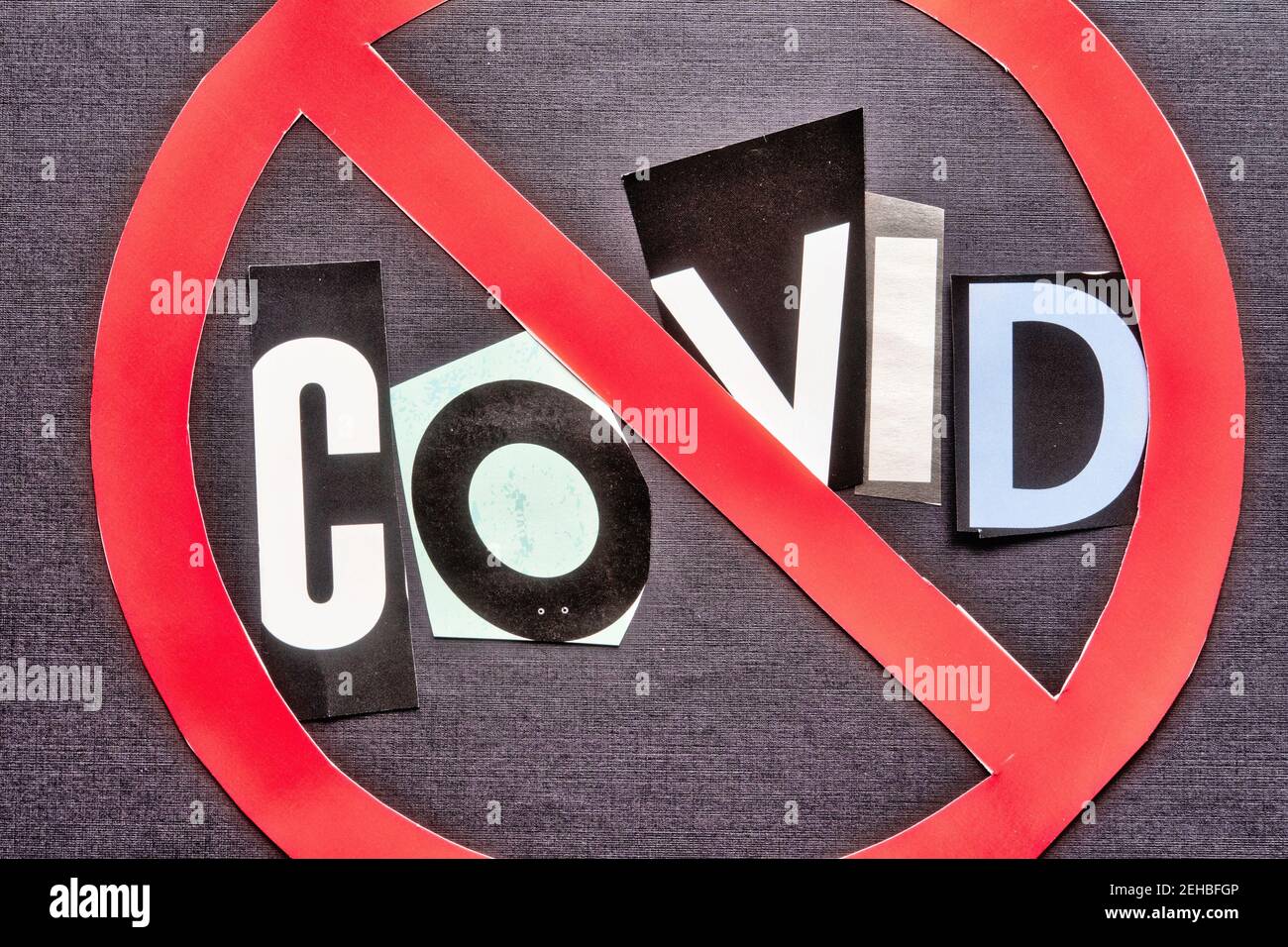 Il concetto di 'Cancel Covid ' utilizzando le lettere di carta ritagliata nel ransom nota effetto tipografia all'interno dell'International NO Symbol, USA Foto Stock