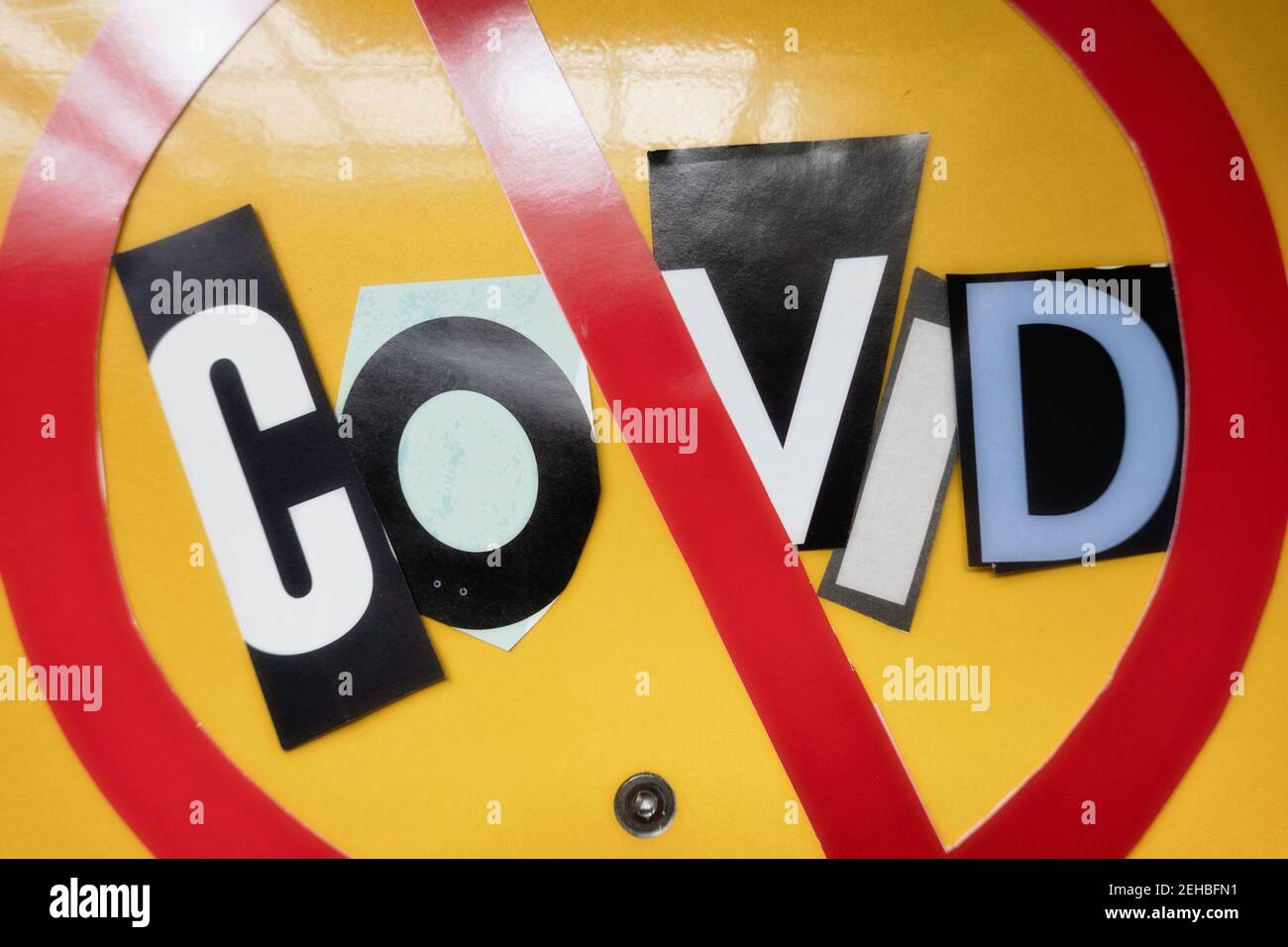 Il concetto di 'Cancel Covid ' utilizzando le lettere di carta ritagliata nel ransom nota effetto tipografia all'interno dell'International NO Symbol, USA Foto Stock