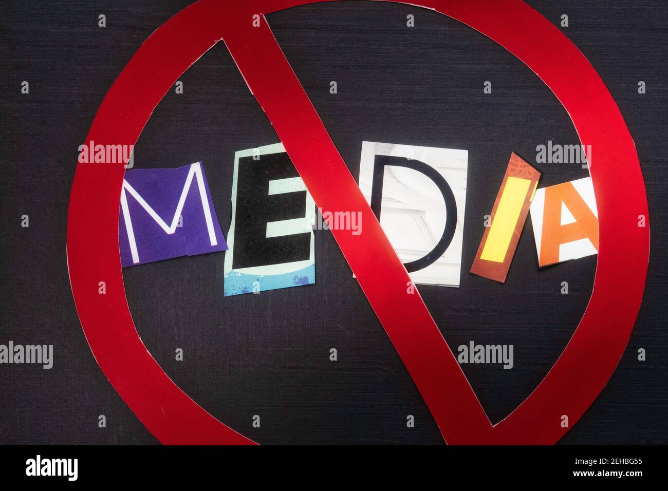 Il concetto di 'Cancel Media' utilizzando lettere cartacee ritagliate nella tipografia dell'effetto di nota in riscatto all'interno dell'International NO Symbol, USA Foto Stock