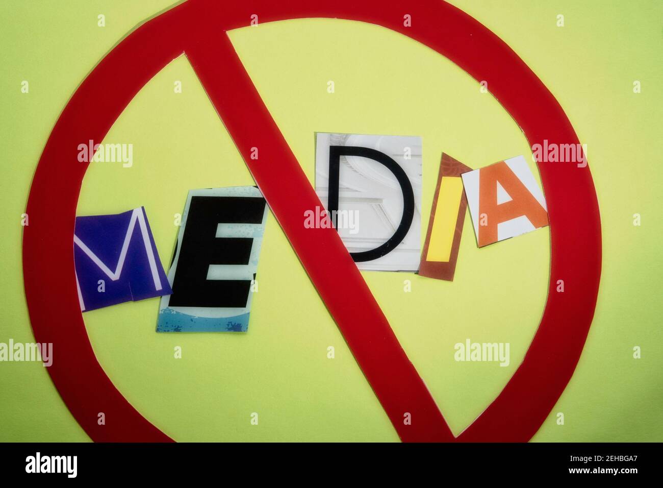 Il concetto di 'Cancel Media' utilizzando lettere cartacee ritagliate nella tipografia dell'effetto di nota in riscatto all'interno dell'International NO Symbol, USA Foto Stock