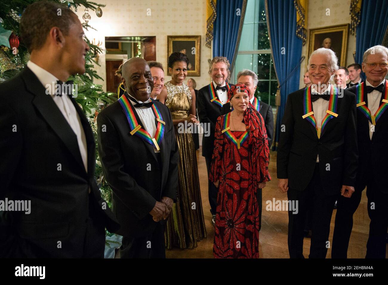 Il presidente Barack Obama e la First Lady Michele Obama parlano con i 2012 onorari del Kennedy Center nella Sala Blu della Casa Bianca prima di un ricevimento nella Sala Est, 2 dicembre 2012. Gli onorari, da sinistra, sono: Il bluesman di Chicago Buddy Guy, il tastierista LED Zeppelin e il bassista John Paul Jones, il cantante LED Zeppelin Robert Plant, la ballerina Natalia Makarova, l'attore Dustin Hoffman, il chitarrista LED Zeppelin Jimmy Page e il comico televisivo David Letterman. Foto Stock