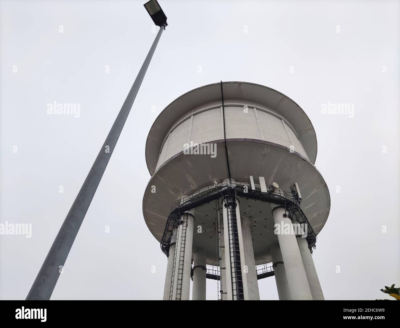 Una torre d'acqua è un edificio sopraelevato che sostiene un'acqua serbatoio costruito ad un'altezza sufficiente per pressurizzare un'acqua sistema di distribuzione per il dis Foto Stock