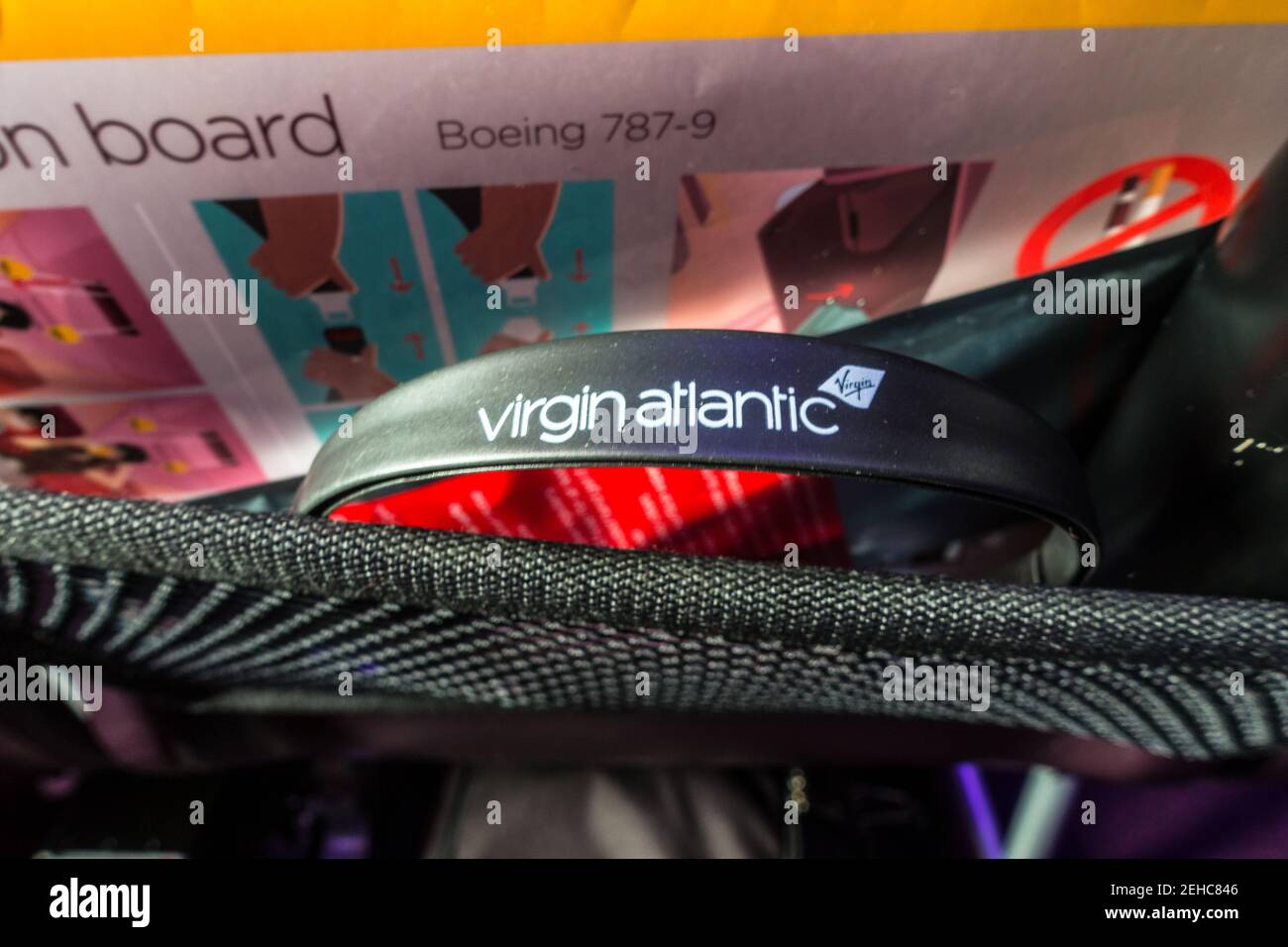 Custodia per sedile Virgin Atlantic con cuffie e sicurezza aerea scheda Foto Stock