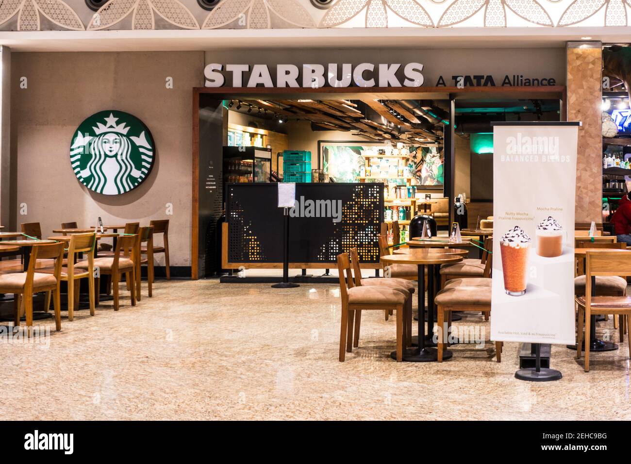 Starbucks India a Tata Alliance nel terminal dell'aeroporto di Mumbai Foto Stock