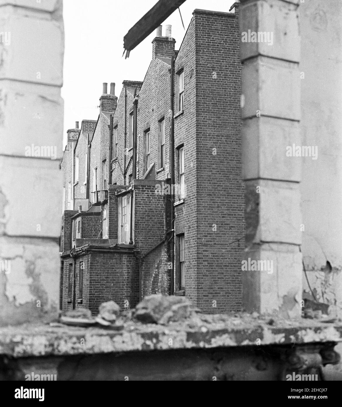 UK, West London, Notting Hill, 1973. Rundown e faticosamente grandi case a quattro piani stanno iniziando ad essere restaurate e ridecorate. Foto Stock