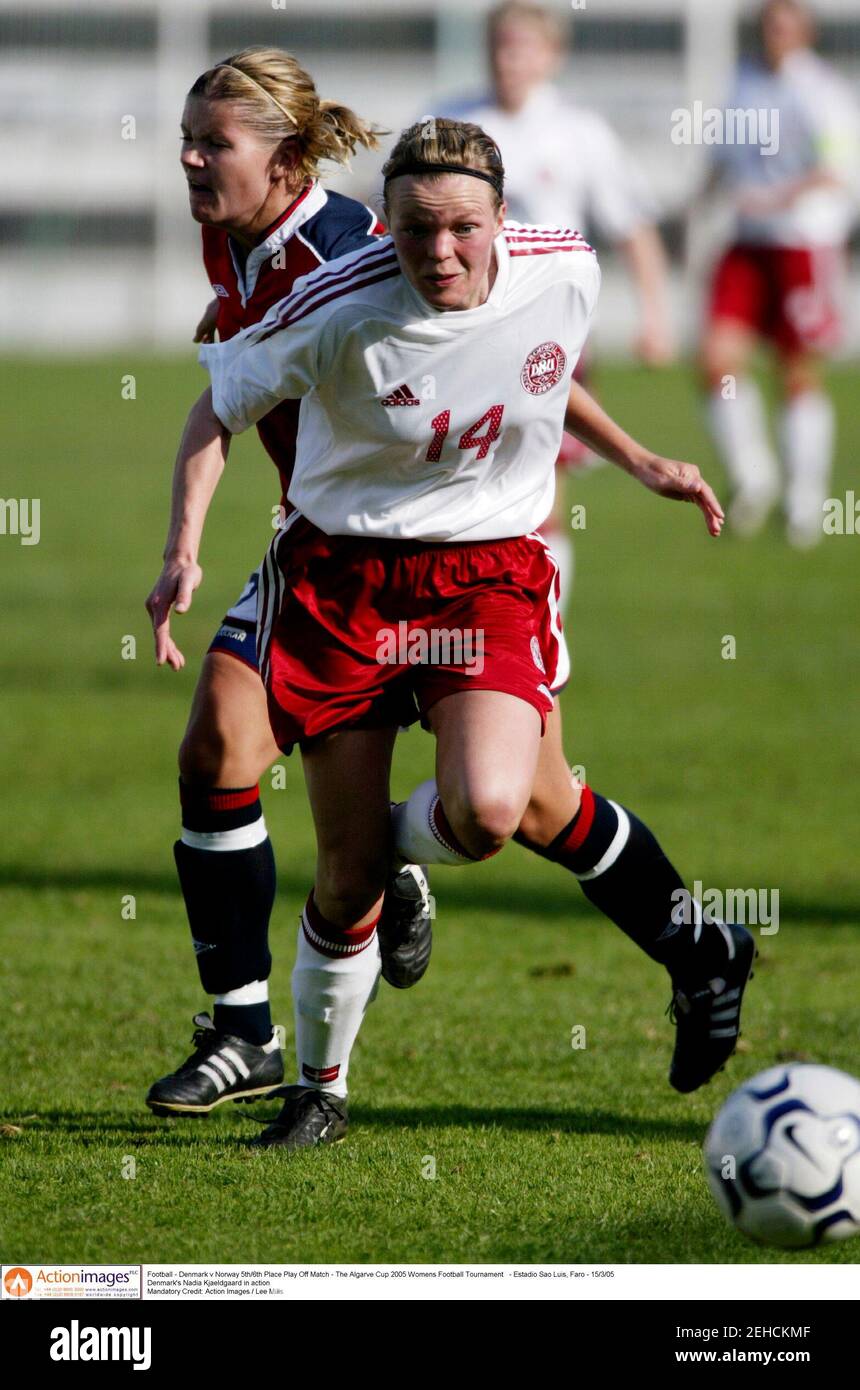 Calcio - Danimarca / Norvegia 5°/6° posto Play Off Match - Torneo di Calcio  femminile della Coppa Algarve 2005 - Estadio Sao Luis, Faro - 15/3/05 Nadia  Kjaeldgaard in azione Mandatory Credit: Action Images / Lee Mills Foto  stock - Alamy