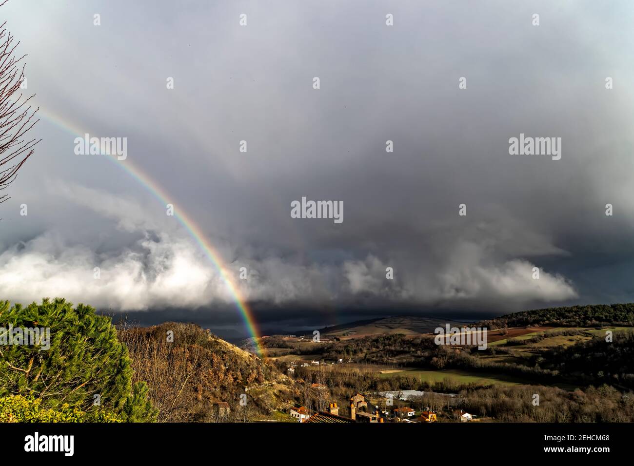 Montaigut-le-Blanc, Francia. 10 Feb 2021. Arcobaleno sulla città di Montaigut-le-Blanc nel dipartimento del Puy-de-Dôme, in Alvernia-Rhône-Alpi. Foto Stock