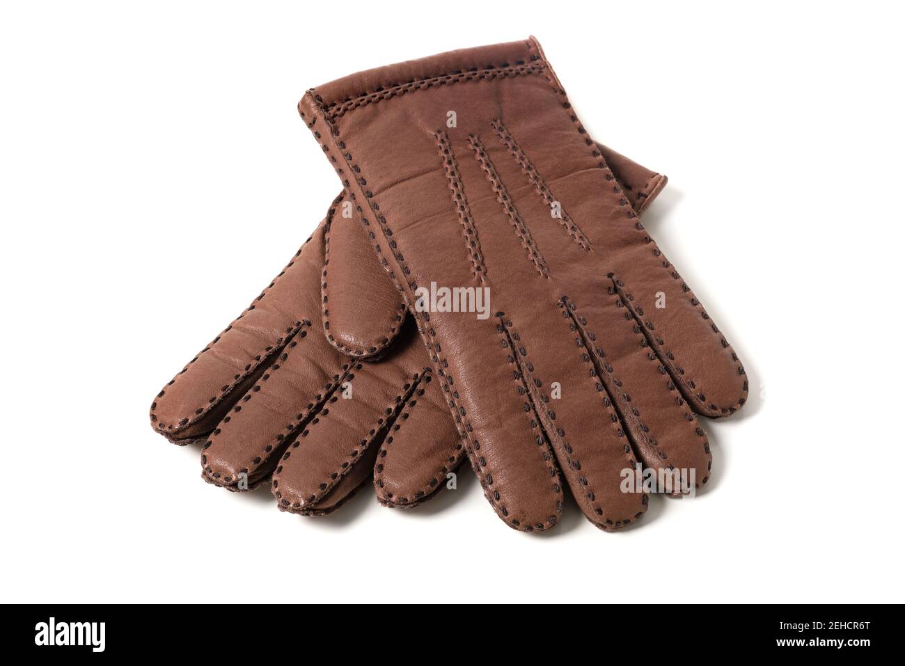 Paio di guanti in pelle marrone da uomo con cuciture accentuate in marrone  scuro su sfondo bianco Foto stock - Alamy