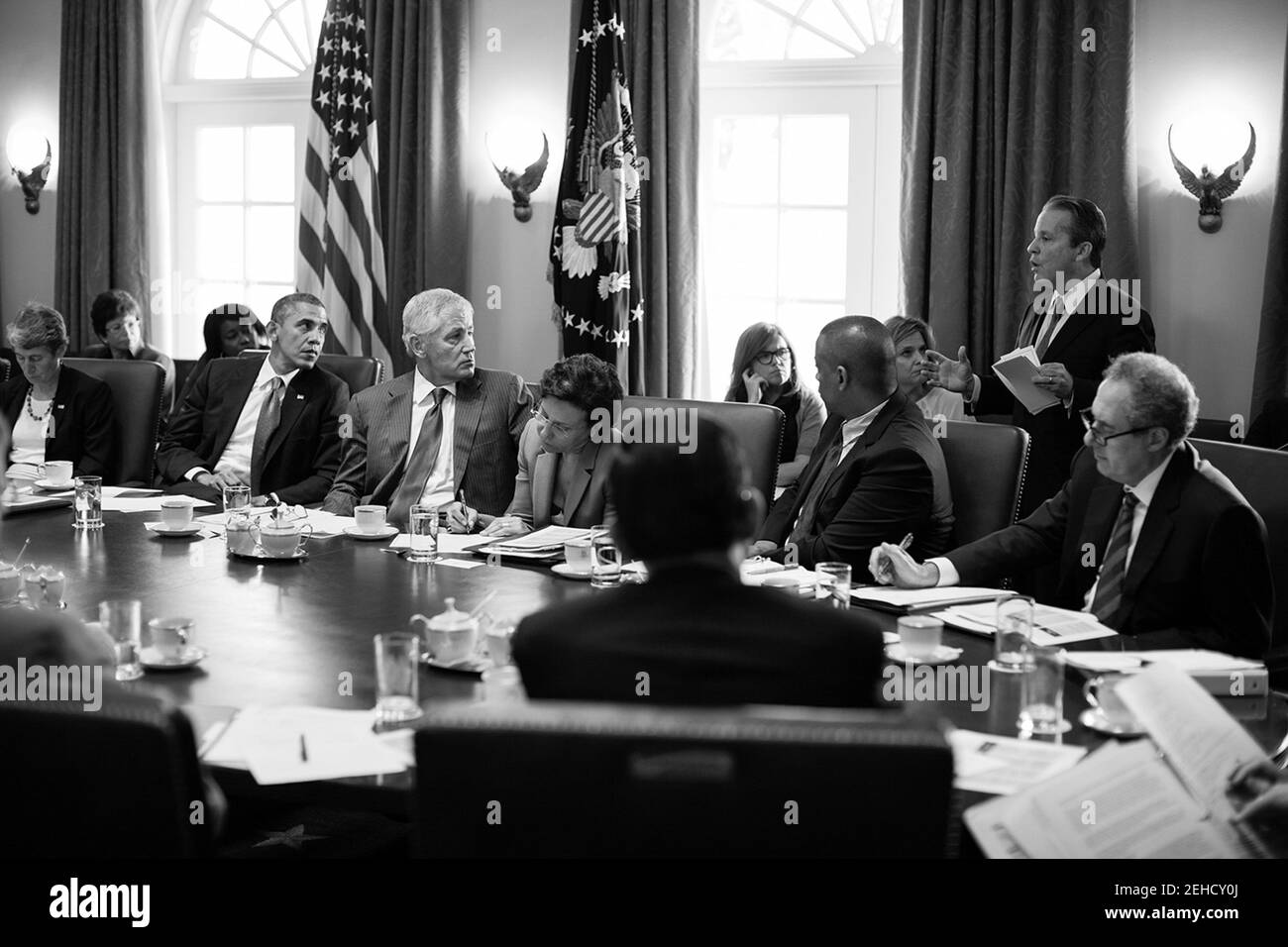 Il presidente Barack Obama e i membri del gabinetto ascoltano gene Sperling, direttore del Consiglio economico nazionale, durante una riunione nella Sala del Gabinetto della Casa Bianca, 12 settembre 2013. Foto Stock