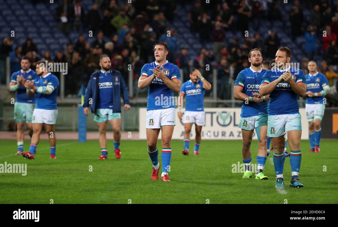 Rugby Union - Italia v Nuova Zelanda - Stadio Olimpico, Roma, Italia - 24 novembre 2018 i giocatori italiani applaudono i tifosi dopo la partita REUTERS/Alessandro Bianchi Foto Stock