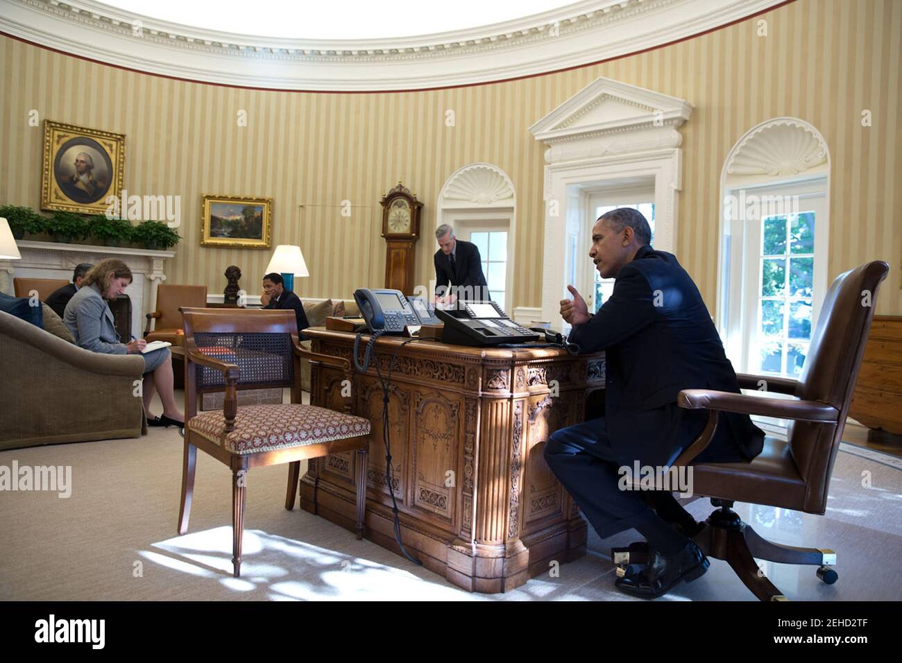 25 ottobre 2013 'il presidente utilizza il suo telefono con altoparlante durante una chiamata al Congresso nell'ufficio ovale.' Foto Stock