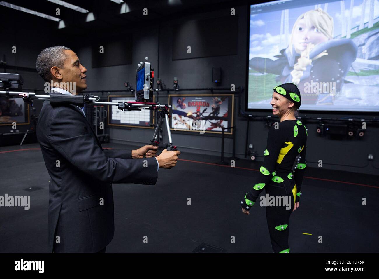 Il presidente Barack Obama vede una dimostrazione di motion capture durante un tour del campus di Glendale dello studio cinematografico DreamWorks Animation SKG a Glendale, California, 26 novembre 2013. Foto Stock