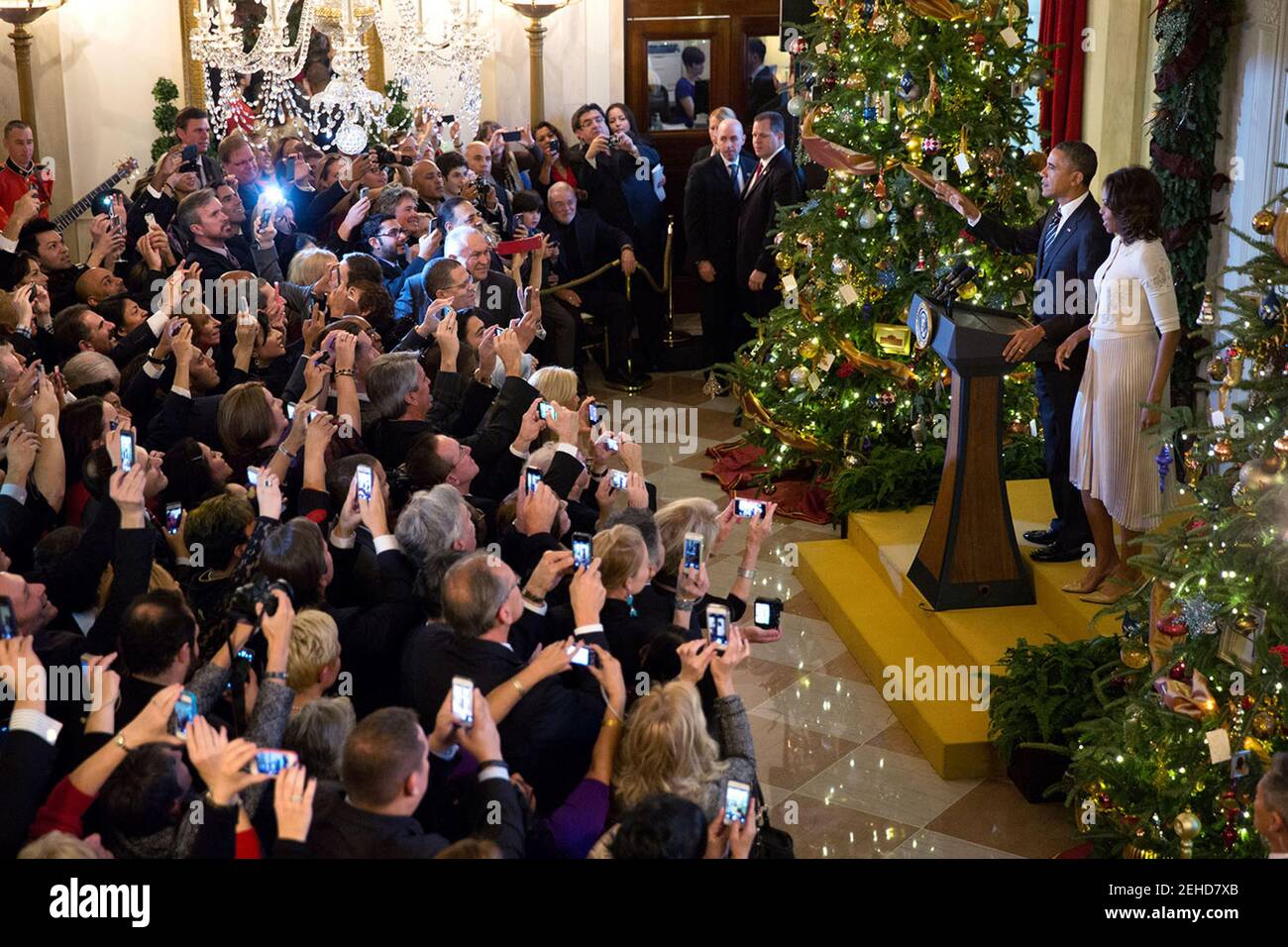 Il presidente Barack Obama, con la First Lady Michelle Obama, ha espresso le sue osservazioni al ricevimento natalizio nel Grand Foyer della Casa Bianca, il 13 dicembre 2013. Foto Stock