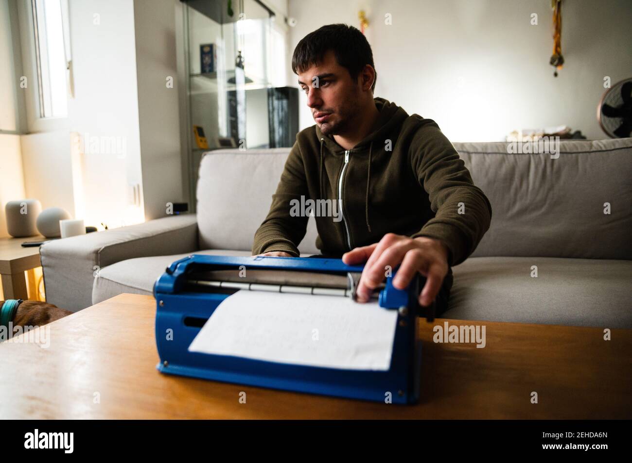 Tipizzazione maschile per non vedenti su macchina da scrivere con sistema di scrittura tattile a casa Foto Stock