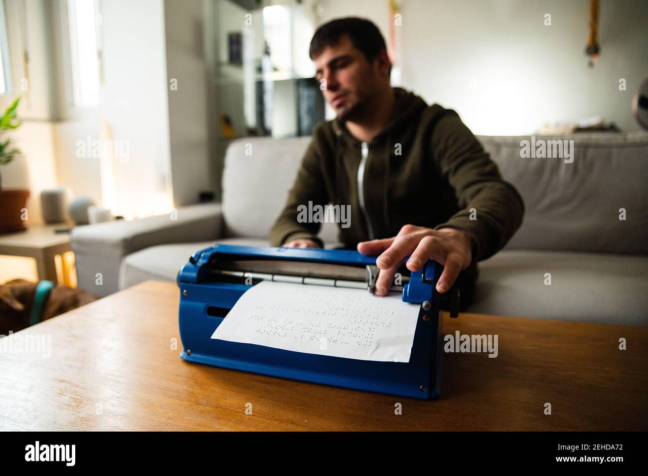 Tipizzazione maschile per non vedenti su macchina da scrivere con sistema di scrittura tattile a casa Foto Stock