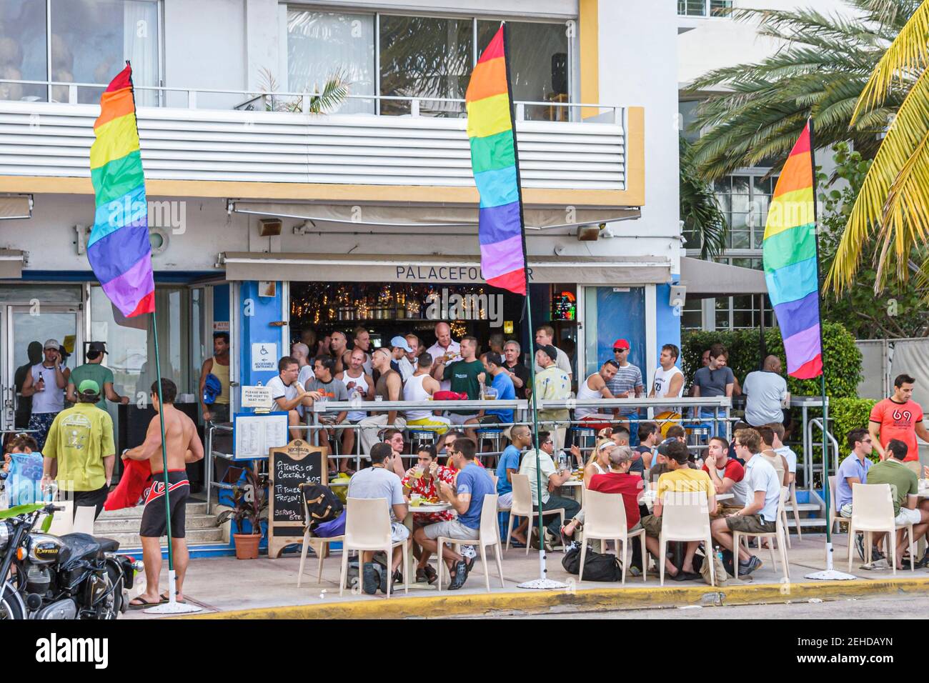 Miami Beach Florida,South Beach,Ocean Drive,Palace Food Bar ristorante caffetteria,gay friendly luogo d'incontro al fresco bandiere arcobaleno, Foto Stock
