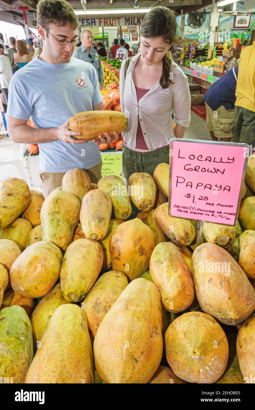 Miami Florida, Florida City Robert è qui frutta Stand, mostra vendita produrre frutta coppia uomo donna femmina shopping selezione, localmente cresciuto papaya, Foto Stock