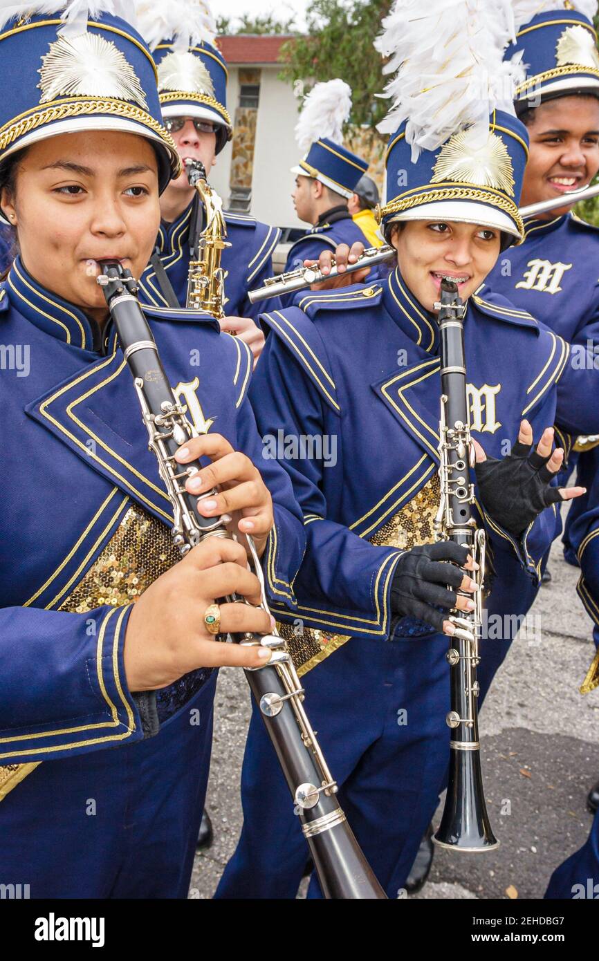 Miami Florida,Little Havana,Calle Ocho,Tres Reyes Magos Three 3 Kings Parade,studenti delle scuole superiori band pratica, giocare clarinetto ispanico teen Foto Stock
