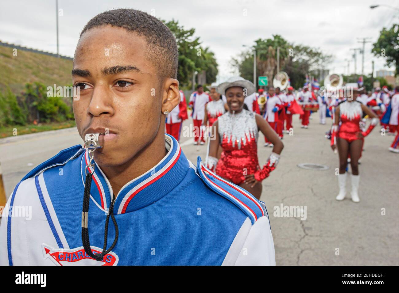 Miami Florida,Little Havana,Calle Ocho,Tres Reyes Magos Three 3 Kings Parade,leader della band delle scuole superiori nere,studente drum major teen boy, Foto Stock