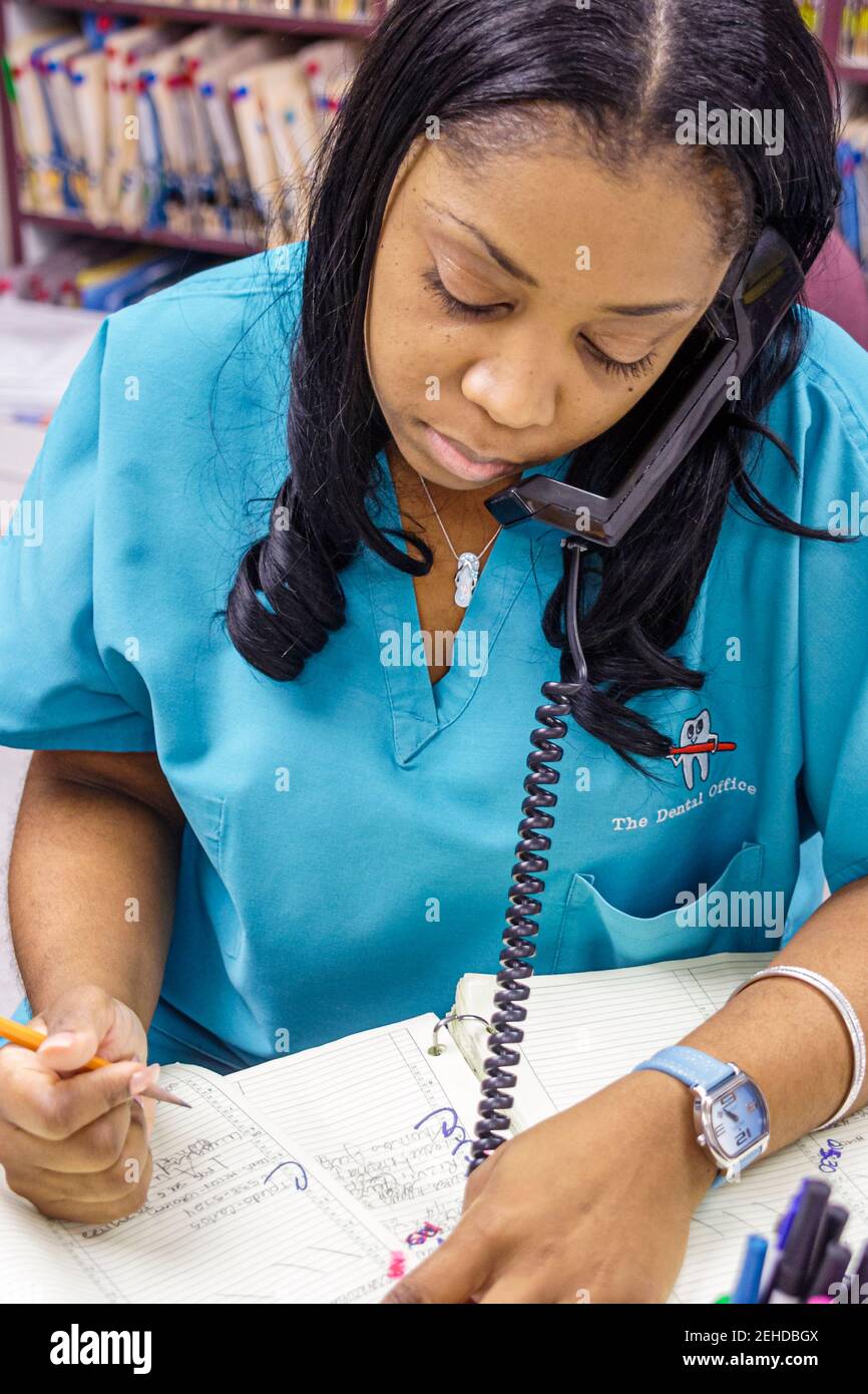 North Miami Beach Florida, The Dental Office, telefono di lavoro donna haitiana dentista femminile, Foto Stock