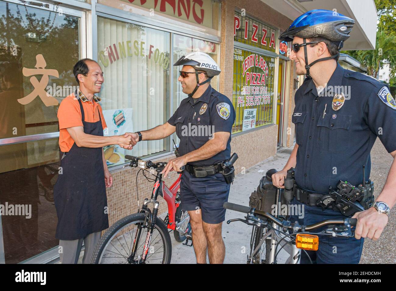 North Miami Beach Florida, Dipartimento di polizia, pattuglia bicicletta poliziotto poliziotti Asian uomo ristorante proprietario, Foto Stock