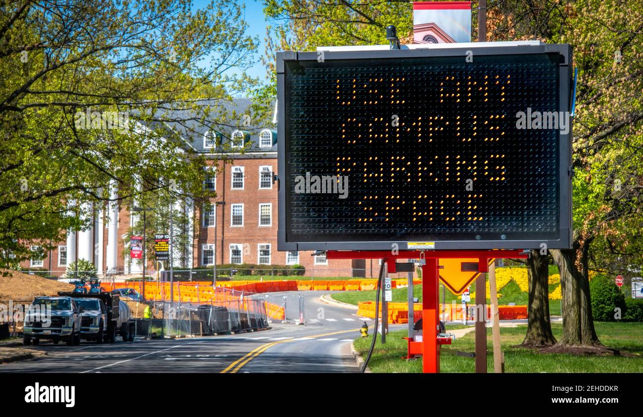 Cartello LED alla lettura "Use Any Campus Parking Space" presso l'Università del Maryland durante la crisi di arresto del Covid-19. Foto Stock