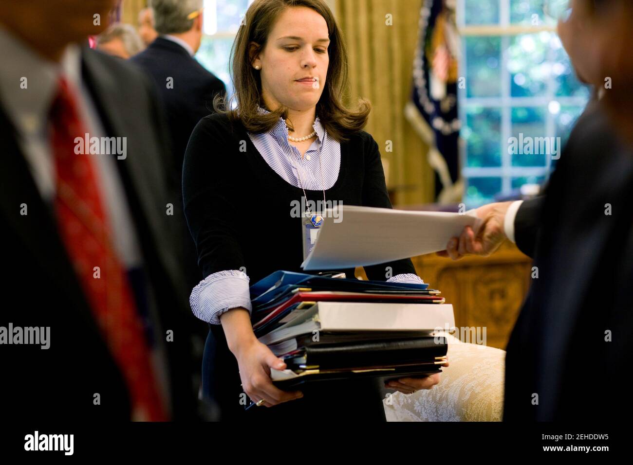 Katie Johnson, segretario personale del presidente Obama, raccoglie i documenti dopo un briefing dell'Ufficio ovale mattutino in preparazione della visita del primo ministro israeliano Benjamin Netanyahu, 18 maggio 2009. Foto Stock