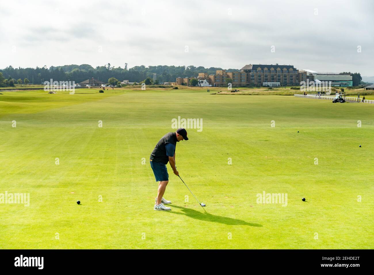 Golfista che si diletta al St Andrews Links vecchio campo, St Andrews, Scozia Foto Stock