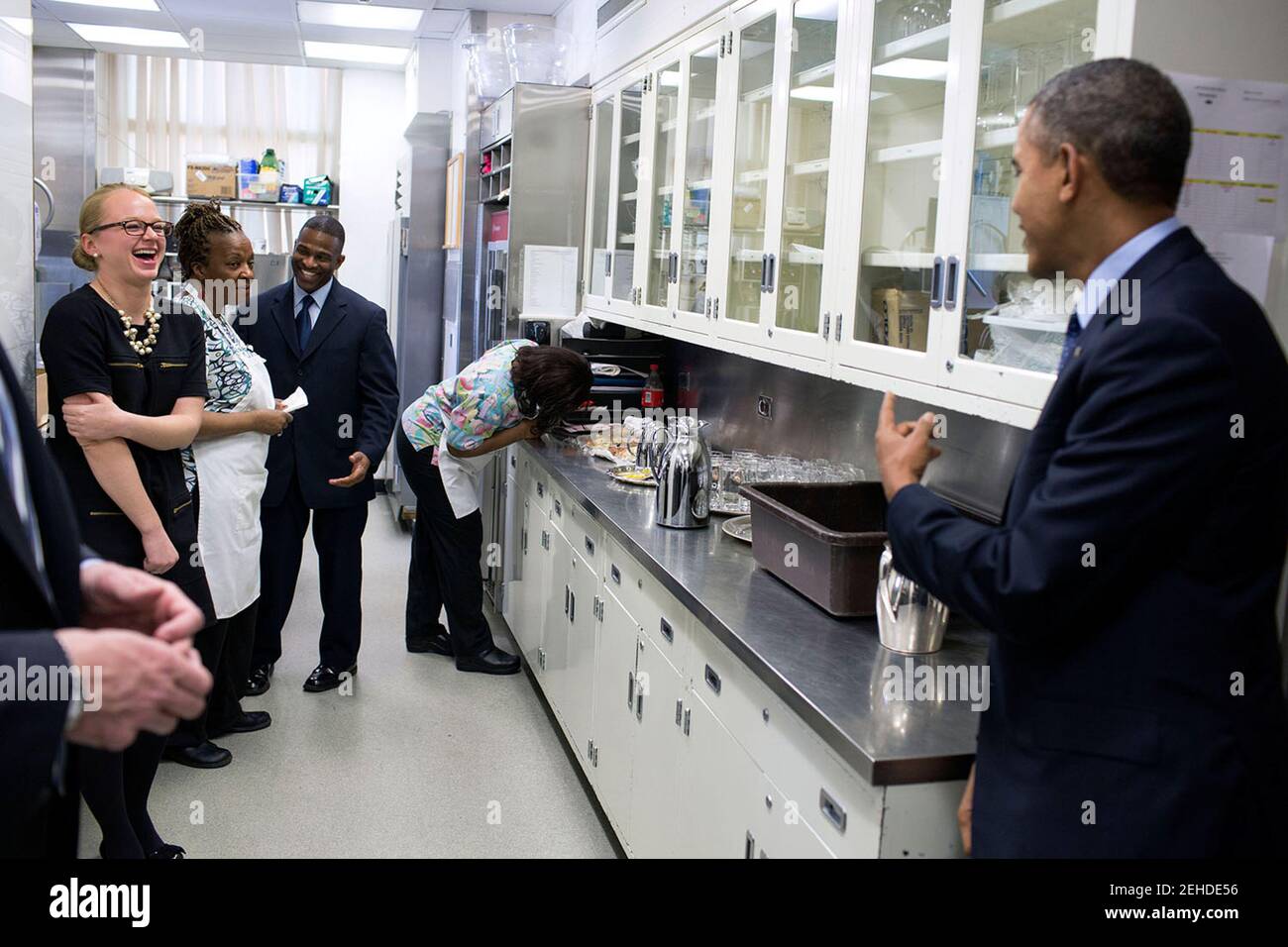 Il presidente Barack Obama parla con il personale della Casa Bianca nel Butlers Pantry prima di rivolgersi alla National Governors Association nella Sala da pranzo di Stato della Casa Bianca, 24 febbraio 2014. Foto Stock