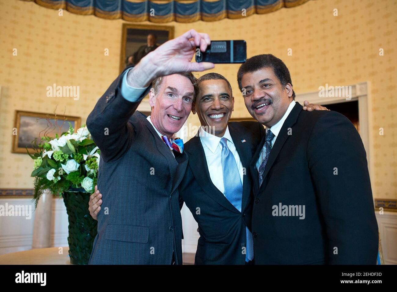 Il presidente Barack Obama pone per un selfie con Bill Nye, a sinistra, e Neil DeGrasse Tyson nella stanza blu prima del Festival del film per studenti della Casa Bianca, 28 febbraio 2014. Foto Stock