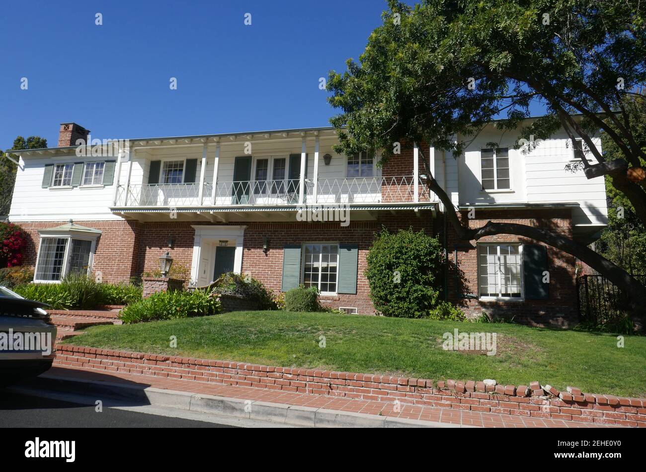 Beverly Hills, California, USA 19 febbraio 2021 UNA visione generale dell'atmosfera di ex casa/residenza dell'attore Errol Flinn, attrice Lili Damita, e l'attrice Barbara Rush a 1709 Tropical Avenue il 19 febbraio 2021 a Beverly Hills, California, USA. Foto di Barry King/Alamy Stock foto Foto Stock