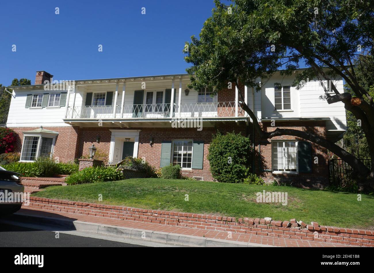 Beverly Hills, California, USA 19 febbraio 2021 UNA visione generale dell'atmosfera di ex casa/residenza dell'attore Errol Flinn, attrice Lili Damita, e l'attrice Barbara Rush a 1709 Tropical Avenue il 19 febbraio 2021 a Beverly Hills, California, USA. Foto di Barry King/Alamy Stock foto Foto Stock