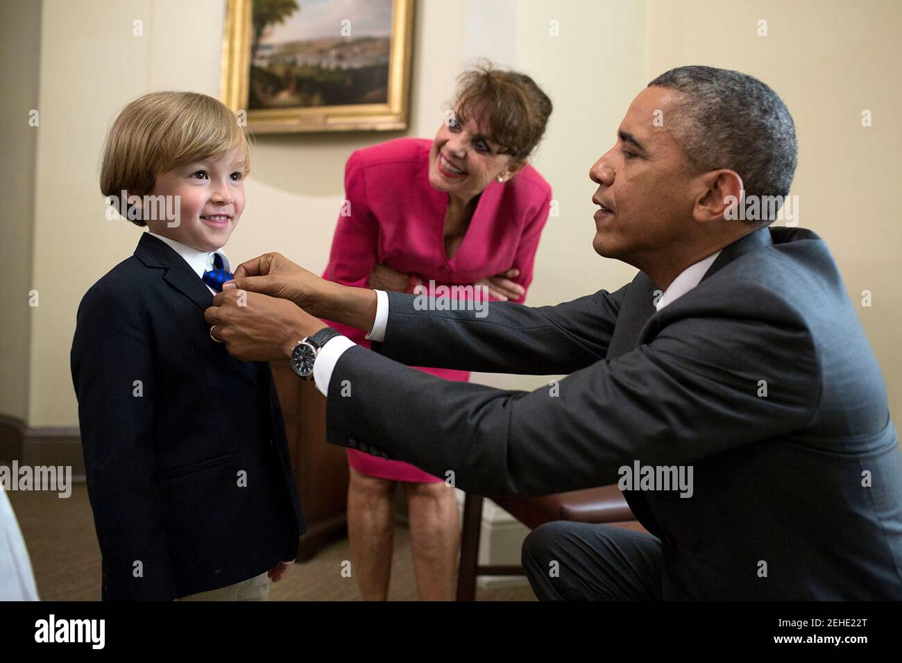 Il presidente Barack Obama regola il tirante della Guardia Costiera Aide militare CDR. Scott S. Phy del figlio al di fuori dell'Ufficio Ovale, Giugno 12, 2014. Cdr. Phy e la sua famiglia erano all Ufficio Ovale per un premio di citazione e foto di partenza con il presidente. Foto Stock