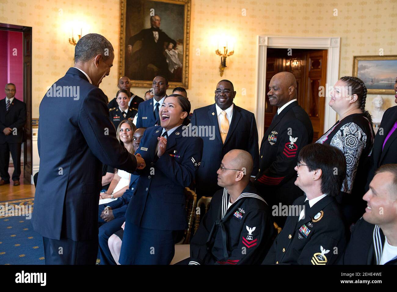 Il presidente Barack Obama saluta Airman First Class Karen Mae Manalo con altri candidati alla cittadinanza nella Sala Blu prima di una cerimonia di naturalizzazione per militari, militari a carico, reservisti e veterani attivi alla Casa Bianca, il 4 luglio 2014. Foto Stock