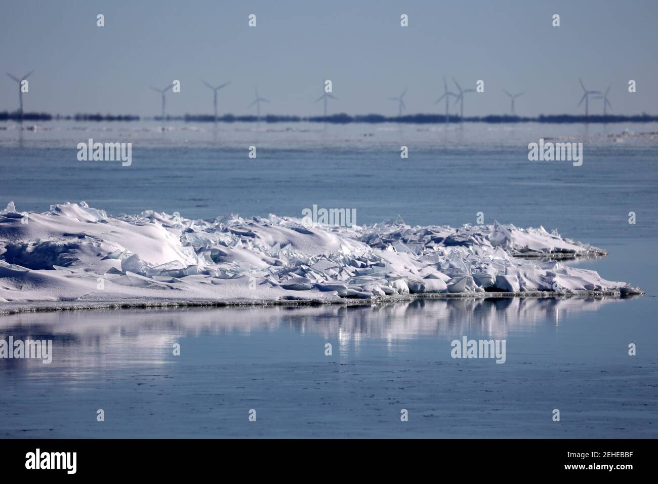 Paesaggi ghiacciati in inverno al porto Foto Stock