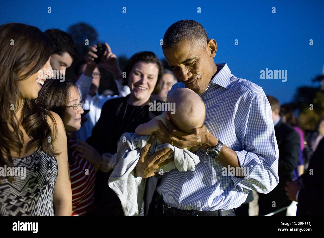 Il presidente Barack Obama tiene un bambino durante il Congresso Picnic sulla South Lawn della Casa Bianca, Sett. 17, 2014. Foto Stock