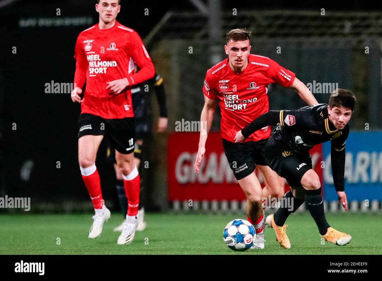 HELMOND, PAESI BASSI - FEBBRAIO 19: Benjamin Bouchouari di Roda JC, Lance Duijvestijn di Helmond Sport durante la partita olandese Keukenkampioendivisie BE Foto Stock