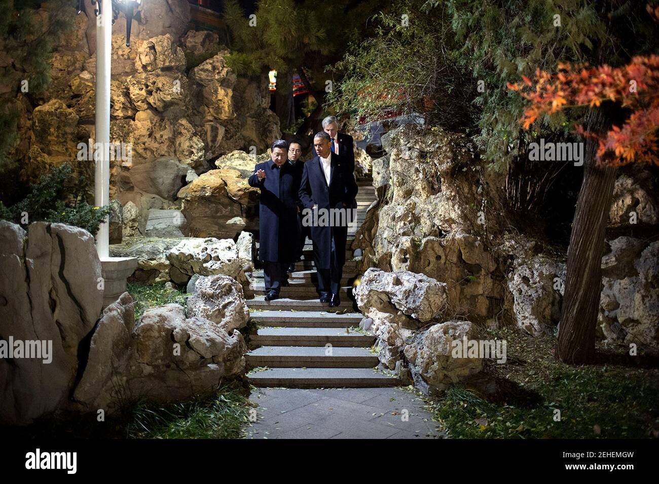 Il presidente Barack Obama e il Presidente Xi Jinping della Cina a piedi per un tè privato a Zhong Nan Hai a Pechino, Cina, nov. 11, 2014. Foto Stock