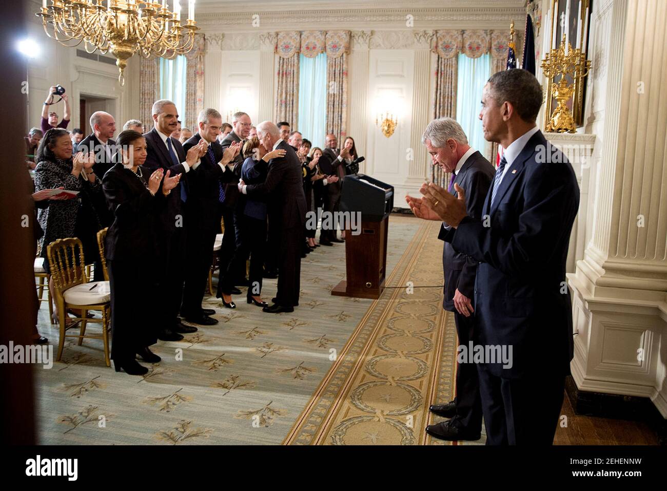 Il Segretario della Difesa Chuck Hagel china il capo per gli applausi del Presidente Barack Obama e i partecipanti dopo l'annuncio di Hagel dimissioni nello stato in sala da pranzo della Casa Bianca, nov. 24, 2014. Foto Stock