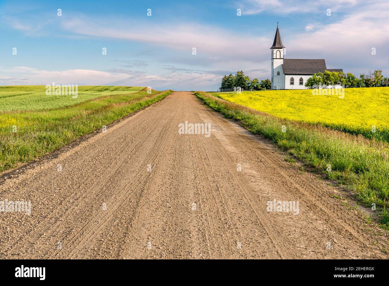Strada sterrata nel paese che conduce alla Grand Valley Lutheran Chiesa vicino Willow Bunch, SK Foto Stock