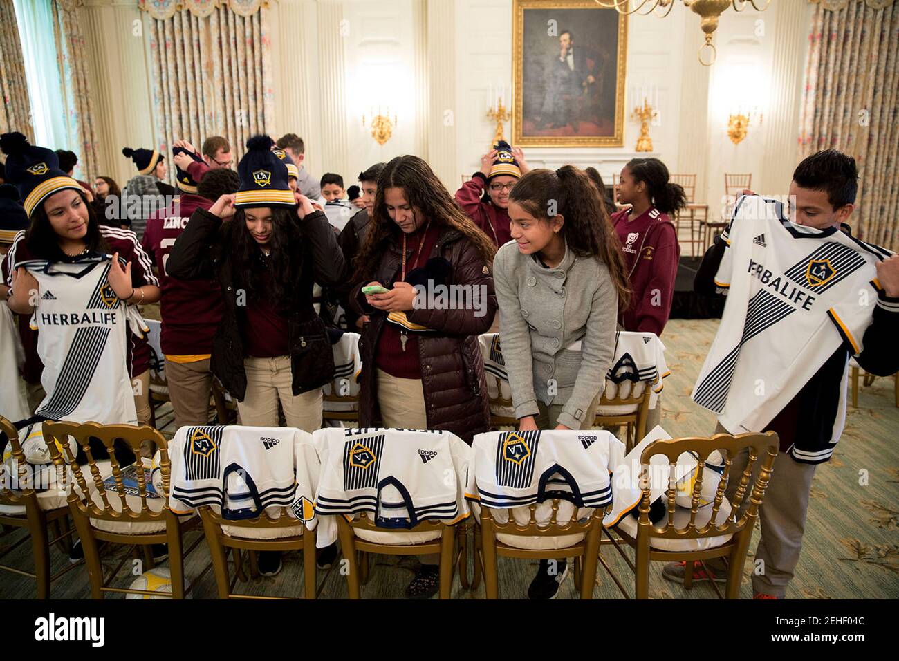 Gli studenti frequentano un workshop con il campione della National Hockey League 2014 Los Angeles Kings e il campione della Major League Soccer Cup 2014 LA Galaxy nella state Dining Room della White House, 2 febbraio 2015. Foto Stock