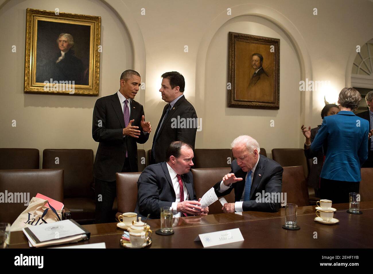 Il presidente Barack Obama parla con sost. Raul Labrador, R-Idaho, come Vice Presidente Joe Biden colloqui con il Sen. Mike Lee, R-Utah, a seguito di un incontro con i deputati bipartisan del Congresso per discutere la riforma del sistema penale, nel Cabinet Room della Casa Bianca, Feb 24, 2015. Foto Stock