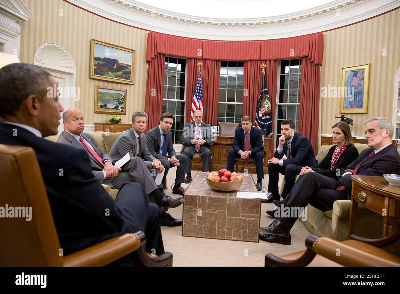 Il presidente Barack Obama convoca una riunione nell'ufficio ovale per discutere della imminente scadenza per il finanziamento del Department of Homeland Security, 27 febbraio 2015. Seduto con il presidente da sinistra sono: Homeland Security Segretario Jeh Johnson; Shaun Donovan, Direttore Ufficio di gestione e bilancio; premere il Segretario Josh serio; Martin Paone, Vice Assistente del Presidente per gli affari legislativi e Senato Liaison; Senior Advisor Dan Pfeiffer; Senior Advisor Brian Deese; Amy Rosenbaum, Vice Assistente del Presidente per gli affari legislativi; e capo del personale Denis McDonough. Foto Stock
